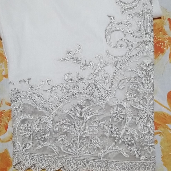 Three white trousers. - Picture 2 of 4